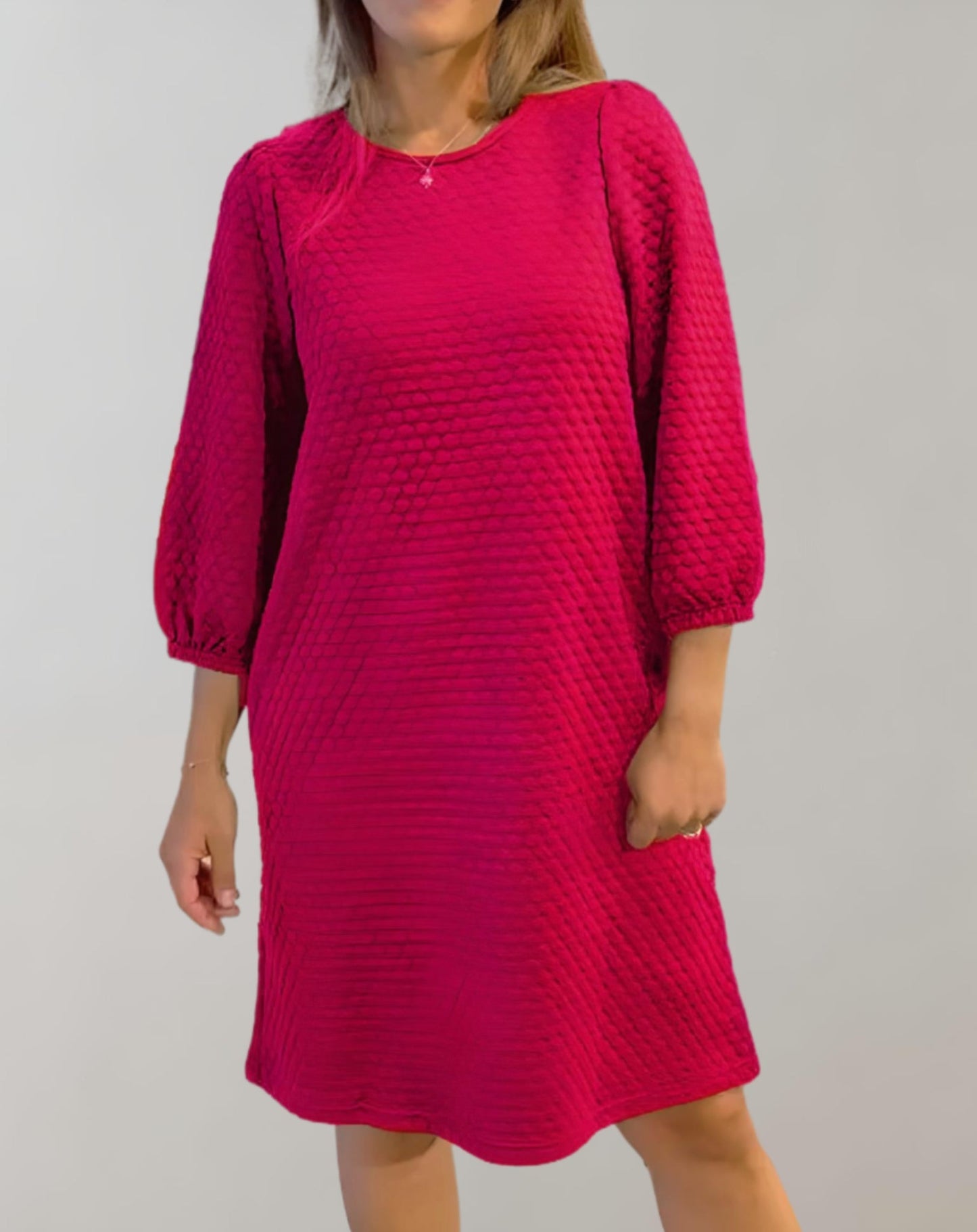 Liorae | Losse korte jurk met bubbels, ronde hals, lange mouwen en zakken